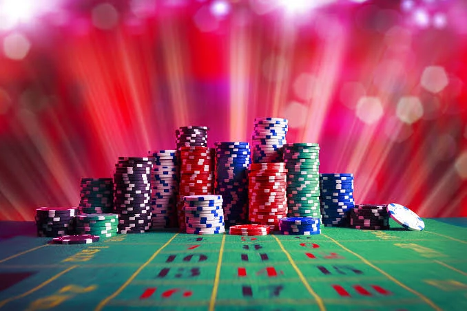 Pilhas de fichas de cassino sobre uma mesa verde, imagem de marca da TopX